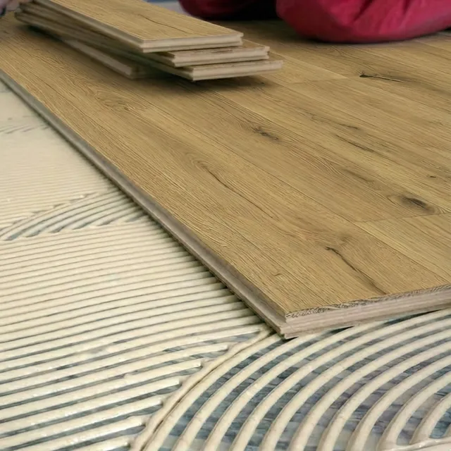 Hier siehst du8 einen hellen Parkettboden der mithilfe der Verklebe Technik verlegt wird.