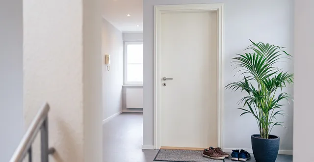 Eine weiße Zarge für Wohnungstür die in einem hellen Flur eingebaut ist.