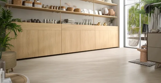 Hier siehst du ein Ambiente Bild eines hellen Laminatbodens in einer Stein Marmor Optik.