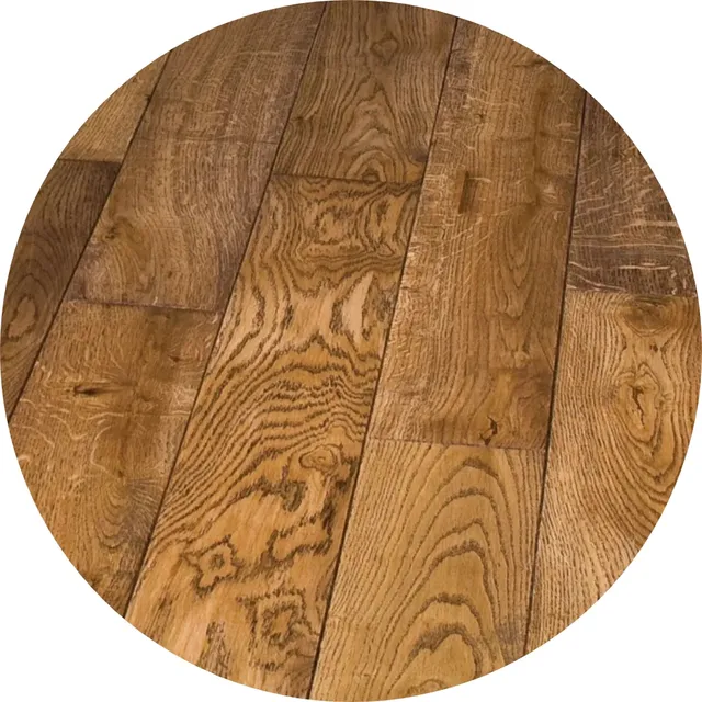 Hier ist ein dunkler Fertigparkettboden zu sehen.