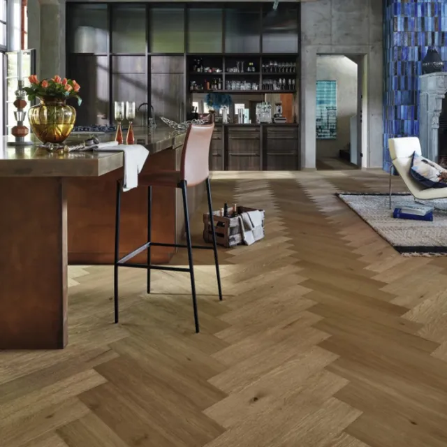 Ein Holzboden von MEISTER Lindura Serie in classic greige gebürstet Fischgrät