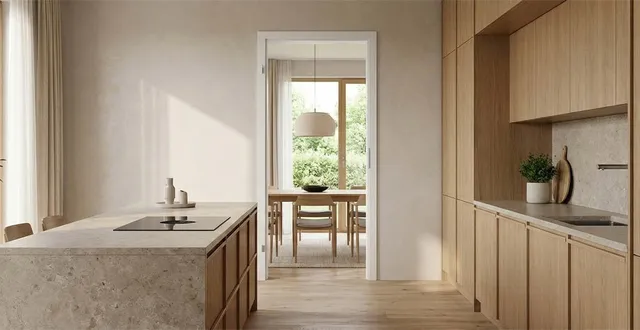 Eine weiße Umfassungszarge, eingebaut in einer Küche.