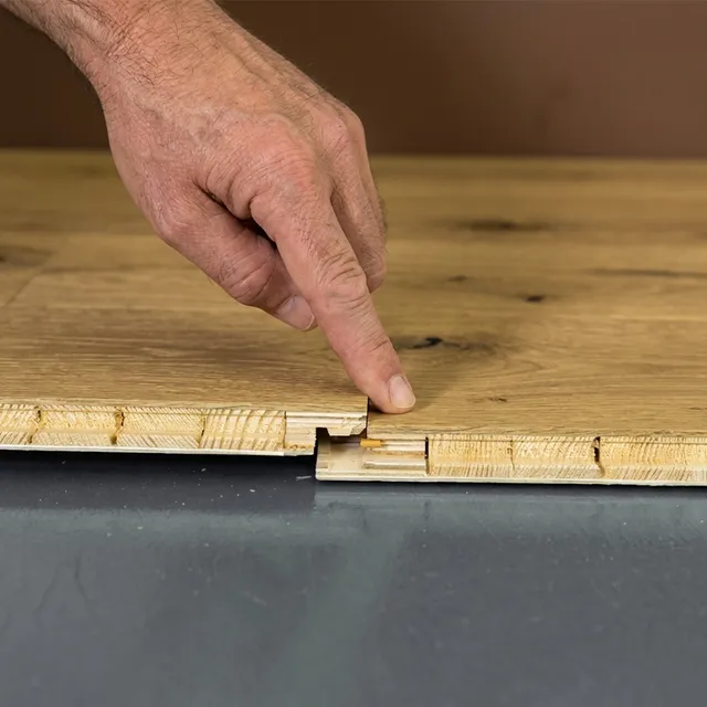 Hier siehst du eien Klick Parkettboden hell der mithilfe des Klickssystems verlegt wird.