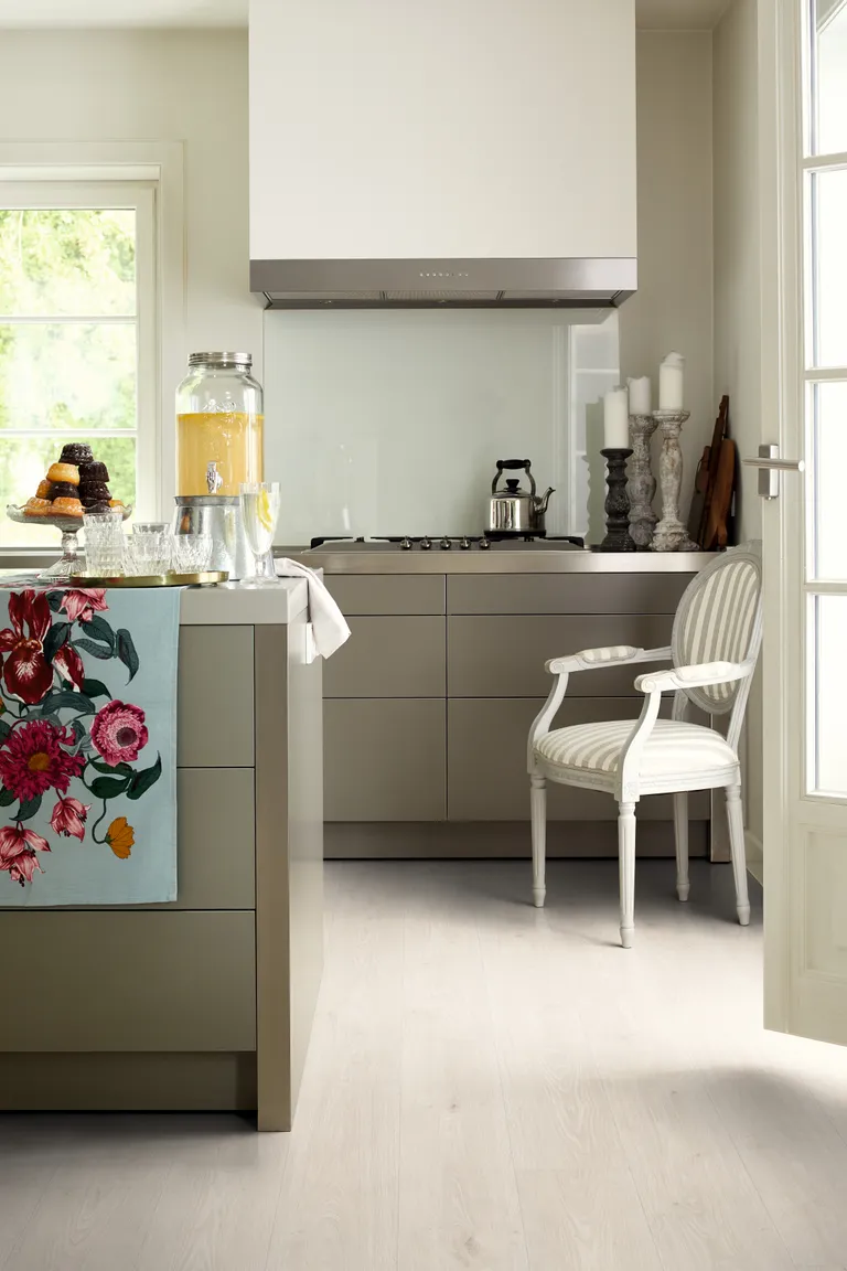 EGGER Klick-Designboden Aquadura Hybridboden EDF194 Camden Eiche weiss 4
