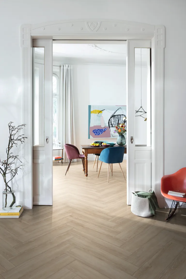 EGGER Laminat NatureSense Herringbone EL2161 Newport Eiche creme 4