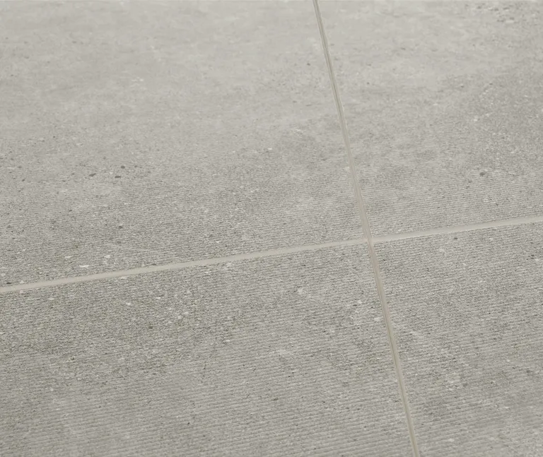 MODEE Wandverkleidung 2800 x 1175 x 4 mm Platte Raw Concrete Massi Grey mit Streifenstruktur 1