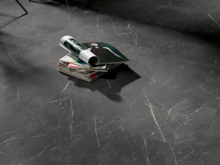 HORI Klick-Hartvinylboden Rigid SPC XXL Fliesenformat Marmo di Carrara Antracite Steinstruktur 3